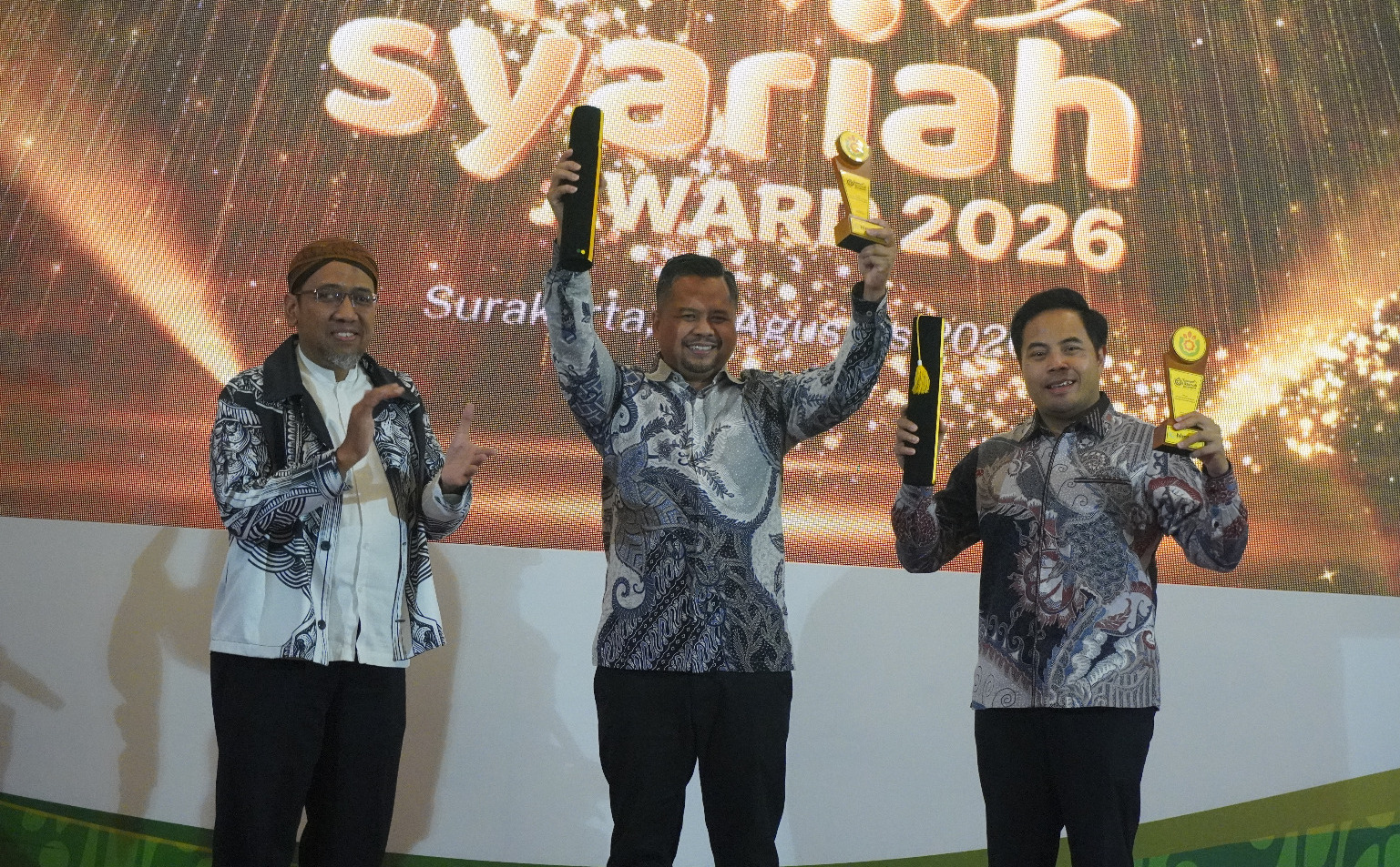 Foto : Direktur Utama Bank Sampang Perseroda, Syaifullah Asyik (tengah) saat menerima penghargaan dalam ajang Tabungan Ukhuwah Award 2026.